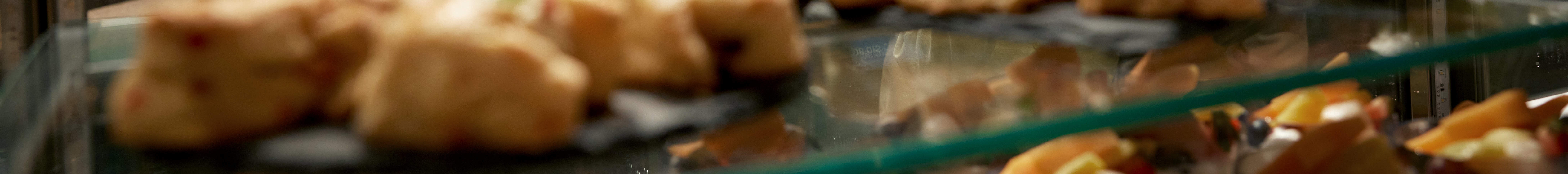 Mẹ và con gái nhìn thức ăn